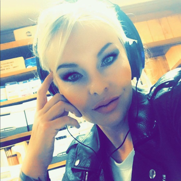 Meet your Posher, Violet - Picture 3 of 4